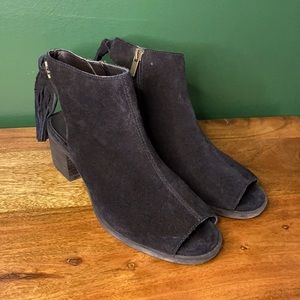 koolaburra peep toe shootie